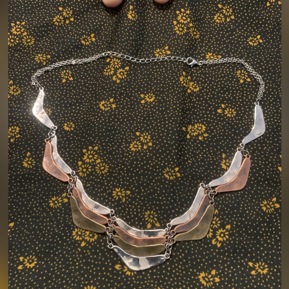 Silver tone metal necklace - Picture 1 of 2